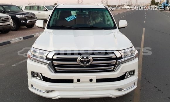Acheter Import Voiture Toyota Land Cruiser Blanc à Import - Dubai, A'ana Acheter Import Voiture Toyota Land Cruiser Blanc à Import - Dubai, A'ana