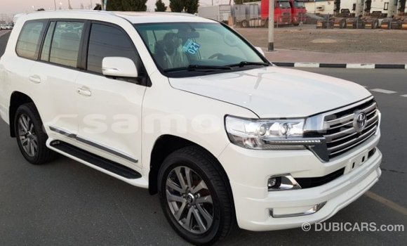 Acheter Import Voiture Toyota Land Cruiser Blanc à Import - Dubai, A'ana Acheter Import Voiture Toyota Land Cruiser Blanc à Import - Dubai, A'ana