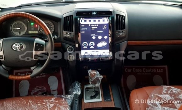 Acheter Import Voiture Toyota Land Cruiser Blanc à Import - Dubai, A'ana Acheter Import Voiture Toyota Land Cruiser Blanc à Import - Dubai, A'ana