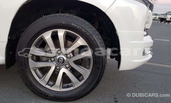 Acheter Import Voiture Toyota Land Cruiser Blanc à Import - Dubai, A'ana Acheter Import Voiture Toyota Land Cruiser Blanc à Import - Dubai, A'ana