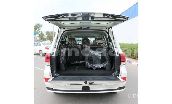 Acheter Import Voiture Toyota Land Cruiser Blanc à Import - Dubai, A'ana Acheter Import Voiture Toyota Land Cruiser Blanc à Import - Dubai, A'ana