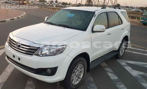 Acheter Import Voiture Toyota Fortuner Blanc à Import - Dubai, A'ana Acheter Import Voiture Toyota Fortuner Blanc à Import - Dubai, A'ana