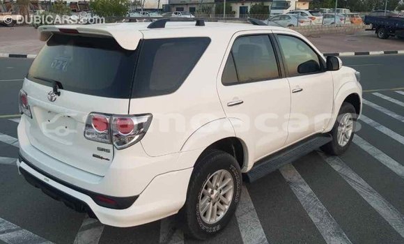 Acheter Import Voiture Toyota Fortuner Blanc à Import - Dubai, A'ana Acheter Import Voiture Toyota Fortuner Blanc à Import - Dubai, A'ana