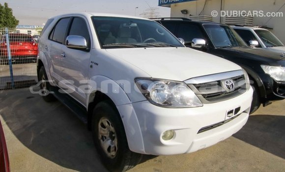 Acheter Import Voiture Toyota Fortuner Blanc à Import - Dubai, A'ana Acheter Import Voiture Toyota Fortuner Blanc à Import - Dubai, A'ana