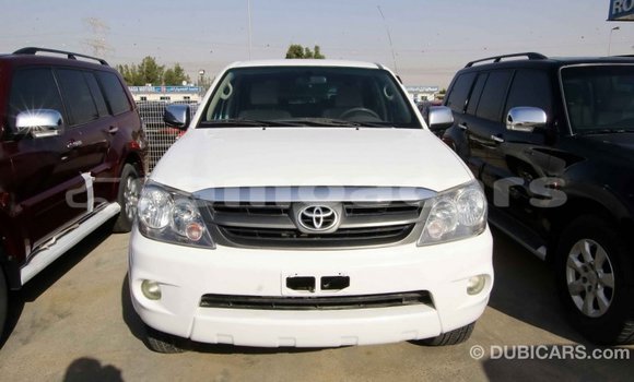 Acheter Import Voiture Toyota Fortuner Blanc à Import - Dubai, A'ana Acheter Import Voiture Toyota Fortuner Blanc à Import - Dubai, A'ana
