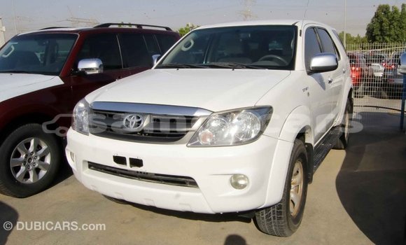 Acheter Import Voiture Toyota Fortuner Blanc à Import - Dubai, A'ana Acheter Import Voiture Toyota Fortuner Blanc à Import - Dubai, A'ana