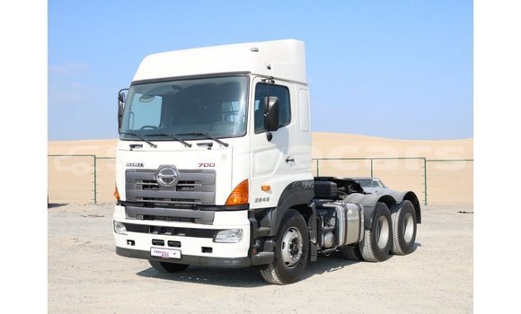 Acheter Import Utilitaire Hino 300 Series Blanc à Import - Dubai, A'ana