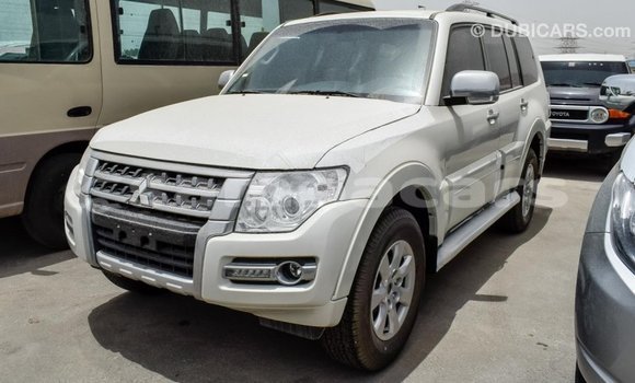Acheter Import Voiture Mitsubishi Pajero Blanc à Import - Dubai, A'ana Acheter Import Voiture Mitsubishi Pajero Blanc à Import - Dubai, A'ana