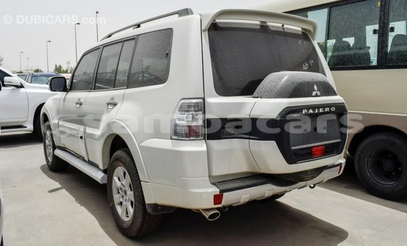 Acheter Import Voiture Mitsubishi Pajero Blanc à Import - Dubai, A'ana Acheter Import Voiture Mitsubishi Pajero Blanc à Import - Dubai, A'ana