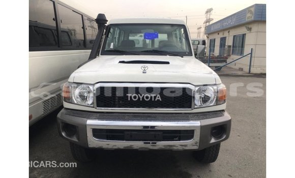 Acheter Import Voiture Toyota Land Cruiser Blanc à Import - Dubai, A'ana Acheter Import Voiture Toyota Land Cruiser Blanc à Import - Dubai, A'ana