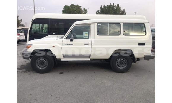Acheter Import Voiture Toyota Land Cruiser Blanc à Import - Dubai, A'ana Acheter Import Voiture Toyota Land Cruiser Blanc à Import - Dubai, A'ana